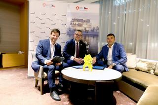 Czech Commissioner General Ondřej Soška (in the middle) and the founders of Circularo, (from the left) Pavel Černoch and Josef Neumann, during the contract signing ©Circularo