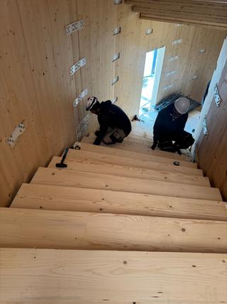 Práce na schodišti pavilonu, ©Kancelář generálního komisaře, Česká centra