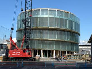 Instalace skleněné fasády pavilonu, ©Kancelář generálního komisaře, Česká centra