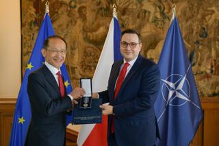 Minister Lipavský (on the right) awarded the Medal for Merit in Diplomacy to the Japanese ambassador in the Czech Republic, Hideo Suzuki (on the left). Copyright: Ministry of Foreign Affairs of the Czech Republic