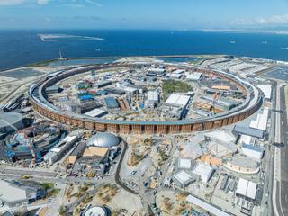 Panoramatický letecký pohled na velký střešní kruh, září 2024, ©Japonská asociace pro světovou výstavu EXPO 2025