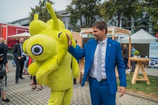 Ministr životního prostředí Petr Hladík a oficiální maskot českého národního pavilonu exponaut René ©Kancelář generálního komisaře, Česká centra, Dominik Kučera