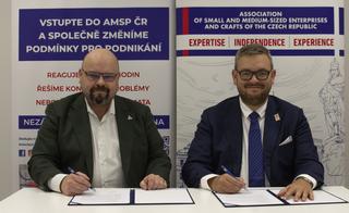 Předseda představenstva AMSP ČR Josef Jaroš (vlevo) a generální komisař české účasti na EXPO 2025 Ondřej Soška (vpravo) při podpisu memoranda 