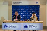 Generální tajemník BIE, Dimitri S. Kerkentzes (vlevo), a ministr zahraničních věcí Saúdské Arábie, H.H. princ Faisal bin Farhan, během tiskové konference pořádané po zvolení Saúdské Arábie jako hostitelské země EXPO 2030.
