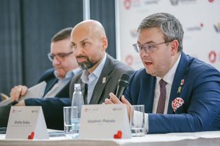 Kulatého stolu v Karlových Varech se společně s generálním komisařem české účasti Ondřejem Soškou (vpravo), zúčastnil Petr Fořt z T-Mobile Czech Republic (vlevo) a předseda dozorčí rady Krajské Hospodářské komory Karlovarské komory Petr Vašta (uprostřed).