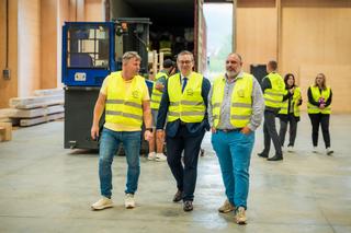 Managing Director of A2Timber Martin Novák (left), Czech Commissioner General Ondřej Soška (center), and Managing Director of A2Timber Lukáš Krbec (right) in the production hall in Veřovice, Novojičínsko, ©Office of Czech Commissioner General, Dominik Kučera