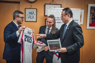 Generální komisař Ondřej Soška (vlevo), ministr pro místní rozvoj Ivan Bartoš (uprostřed) a japonský ministr pro EXPO 2025 Naoki Okada (vpravo) při předání dresu podepsaného českými baseballisty