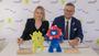 The cooperation agreement was signed by the Czech Commissioner General, Ondřej Soška, and Markéta Daňková, representative of AGC Flat Glass Czech,
©Office of the Czech Commissioner General