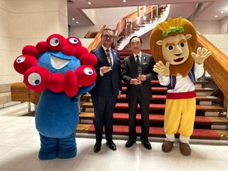 Generální komisař české účasti Ondřej Soška (vlevo) a generální komisař EXPO 2025 Koji Haneda (vpravo) na české ambasádě v Tokiu