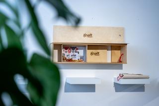 Hrací rám je navržen tak, aby šel využít i jako přepravní box nebo jako polička, ©Kenka Puppetgame