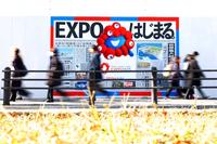 Chodci procházejí kolem banneru pro světovou výstavu EXPO 2025 v japonské Ósace. Zdroj: Profimedia/Naoki Nishimura/AFLO