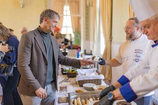 Provozovatelem restaurace a gift shopu se stala společnost GASTRO INVEST INTERNACIONAL zastoupená jednatelem Petrem Brožem (vlevo), ©Kancelář generálního komisaře, Česká centra, Jan Herch