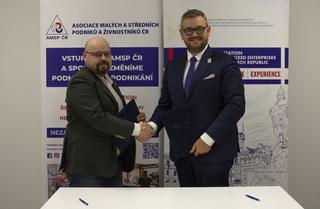 Předseda představenstva AMSP ČR Josef Jaroš (vlevo) a generální komisař české účasti na EXPO 2025 Ondřej Soška (vpravo) po podpisu memoranda