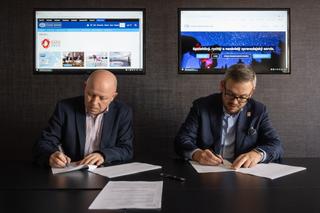 Jaroslav Kábele (nastupující generální ředitel ČTK, vlevo) a Ondřej Soška (generální komisař české účasti, vpravo) podepisují smlouvu, zdroj: ČTK