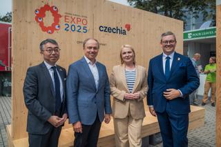 J.E. Kansuke Nagaoka, jednatel společnosti Stora Enso František Vícha, ministryně obrany Jana Černochová a generální komisař Ondřej Soška na stánku české účasti na EXPO 2025 při výstavě Země živitelka ©Kancelář generálního komisaře, Česká centra, Dominik Kučera